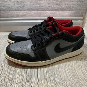 🔥Jordan 1 Retro Low Size 11 US Gray Red Black